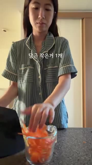 당근을 껍질 벗기고 작게 썰어 준비한다. — 장 안보고 만드는 냉털 도시락 2가지