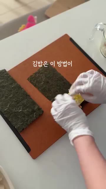 달걀을 풀어 당근과 함께 작게 썰어 익힌다. — 장 안보고 만드는 냉털 도시락 2가지