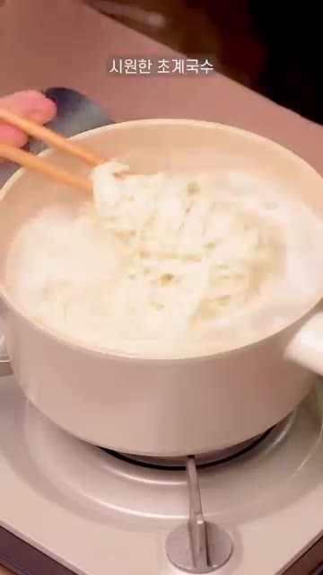 팬에 식용유를 두르고 닭다리살을 올린 후 소금으로 간을 하여 앞뒤로… — 시원하고 맛있는 초계국수 레시피!