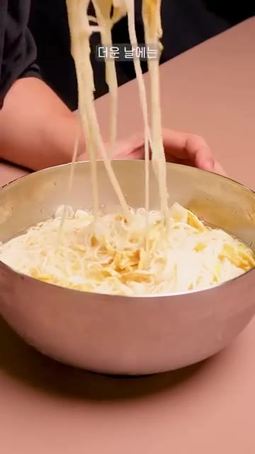 마지막으로 미리 얼려둔 동치미 냉면 육수를 붓고 맛있게 비벼 먹는다. — 시원하고 맛있는 초계국수 레시피!
