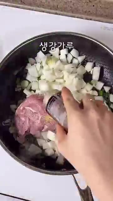 다른 팬에 식용유를 넉넉히 두르고 대파를 볶다가 양파, 돼지고기,… — 아이들이 환장하는❗️짜장면 실패없이 만드는법