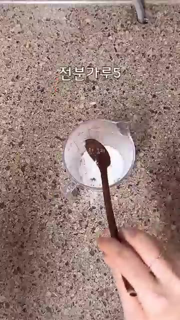 볶음춘장과 양배추를 넣고 전체적으로 잘 섞이도록 볶는다. 물 800… — 아이들이 환장하는❗️짜장면 실패없이 만드는법