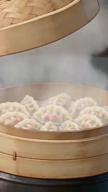 대나무 찜기에 젖은 면포를 깔고 만두를 간격 두어 놓은 뒤 끓는 솥… — 김치만두 레시피 🥟 돼지고기·두부 넣고 대나무 찜기에 찌는 여름 저녁 만두 | Steamed Kimchi Dumplings