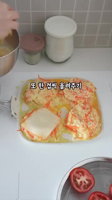 달궈진 팬에 오일을 두르고 양배추 반죽을 얇게 한 겹 올린다. 그… — 빵 없어도 맛있는 양배추 토스트 (아침 메뉴 추천)