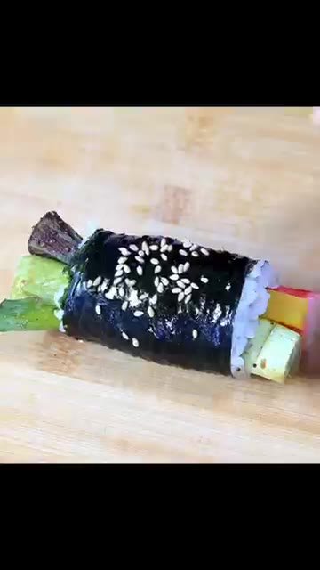 김 위에 밥을 얇게 펴고 참깨를 뿌린 후 김밥 속 재료를 올린다. — 김밥을 이렇게 쌌더니, 너무 맛있다고 식구들이 서로 먹겠다 난리예요!