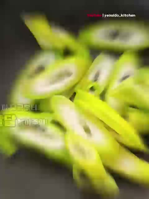 차돌박이에 소금, 후추, 굴소스로 약하게 밑간을 합니다. — 15분 초간단 단짠 차돌 궁중떡볶이 레시피