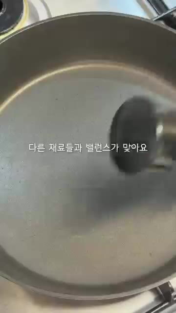 깻잎, 오이, 맛살, 단무지를 가늘게 채 썰어 준비하고, 김치는 설… — 하루 100그릇 팔린 타닥타닥 날치알밥