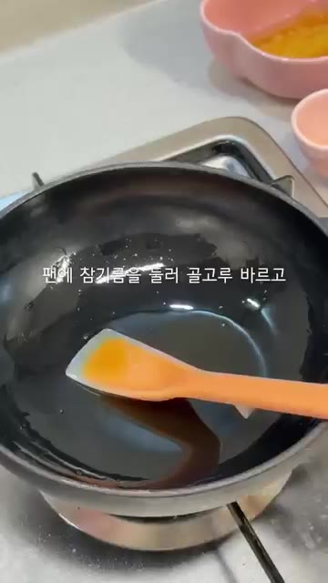 팬에 참기름을 두르고 밥을 꾹꾹 눌러 펴줍니다. 약불에서 5분 정도… — 하루 100그릇 팔린 타닥타닥 날치알밥