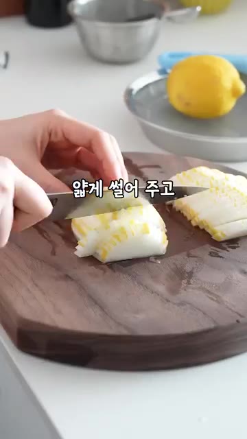 만들어둔 드레싱 소스를 참외 위에 듬뿍 뿌려 완성합니다. — 맛없는 참외 이렇게 드셔보세요 #샐러드