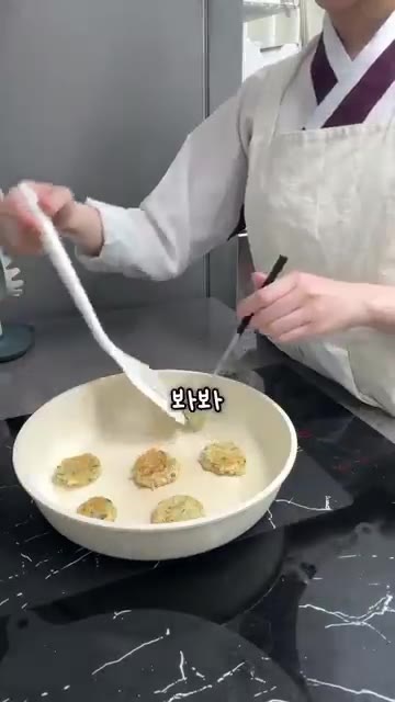 팬에 기름을 두르고 동그랑땡을 올려 노릇하게 구워줍니다. — 만두소로 동그랑땡 만들었는데… 왜 쫀득하죠? 👀🍳