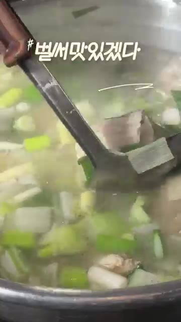 닭 한 마리를 끓는 물에 넣고 푹 익힌다. 닭이 익으면 건져내 먹기… — 진옥화할매 닭한마리 왔어요!