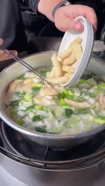 닭 육수에 대파, 양배추, 마늘을 넣고 끓인다. — 진옥화할매 닭한마리 왔어요!
