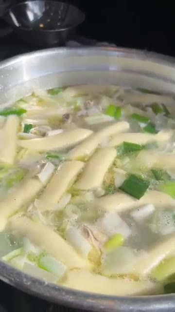 떡을 넣고 떡이 익을 때까지 끓인다. — 진옥화할매 닭한마리 왔어요!