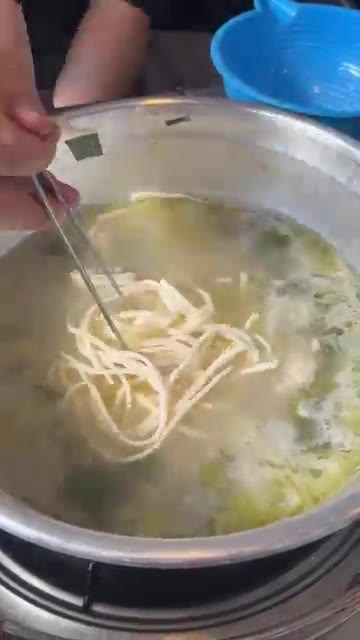 칼국수면을 넣고 면이 익으면 완성한다. — 진옥화할매 닭한마리 왔어요!