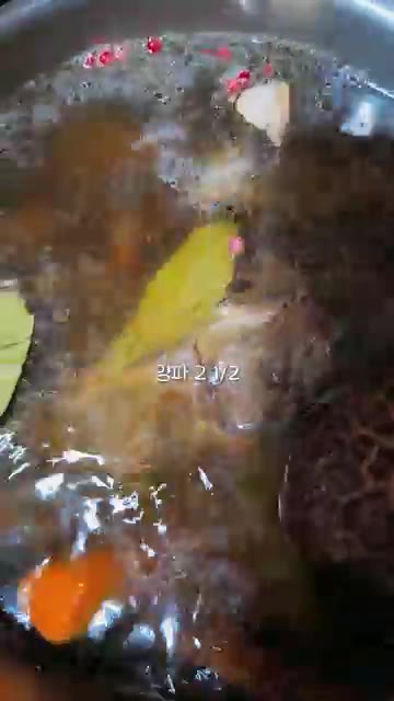 건져낸 소꼬리 살을 발라내고 육수는 체에 걸러 준비합니다. — 프렌치 어니언 수프에 소꼬리를 넣으면 어떻게 될까요?