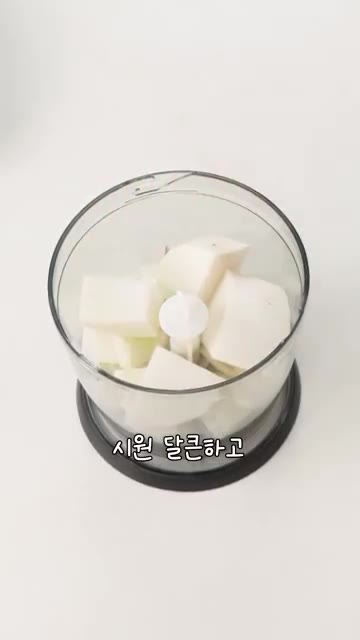 절여진 배추 사이사이에 양념을 골고루 발라줍니다. — 배추 2포기로 간단하게 담그는 김장김치 레시피