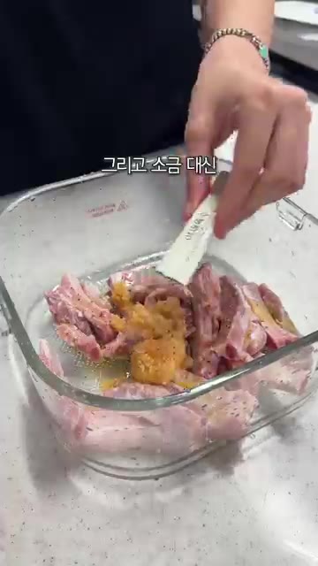 올리브유, 다진 마늘, 후추, 가루 육수를 넣고 버무려줍니다. — 누구나 성공보장! 안 삶아도 되는 초간단 등갈비 구이 레시피