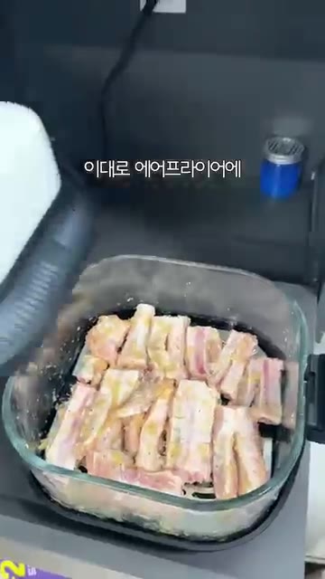 에어프라이어에 넣고 200도에서 15분, 뒤집어서 10분 구워줍니다. — 누구나 성공보장! 안 삶아도 되는 초간단 등갈비 구이 레시피