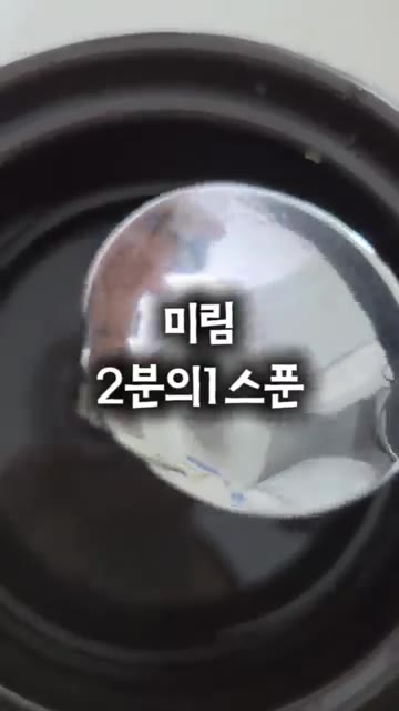 그릇에 물 100ml, 미림 1/2큰술, 참치액 1큰술을 넣고 잘… — 5분 초간단 전자레인지 계란찜