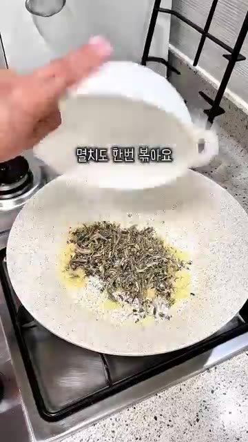 팬에 참기름 2큰술과 다진 마늘 2큰술을 넣고 볶아 향을 냅니다. — 경상도 땡초다대기