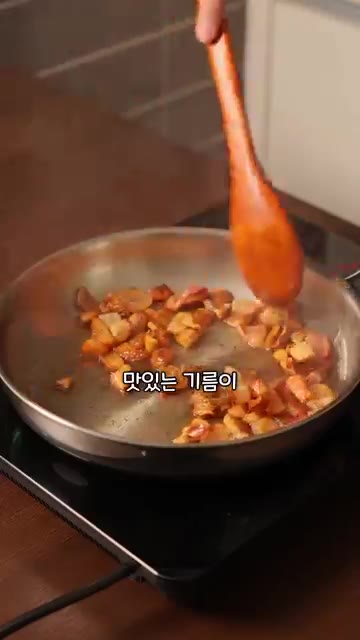 관찰레를 작게 썰어 팬에 넣고 바삭하게 구워 기름을 낸다. 구운 관… — 호텔 중식당에서도 안 파는 24,000원 짜장면