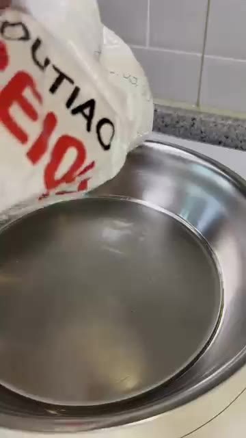 중국식 꽈배기(요우티아오)를 팬에 넣고 노릇하게 튀기듯이 익힌다. — 중국식 꽈배기 먹는 방법