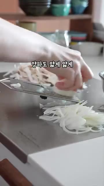 전자레인지 용기에 버섯과 샤브샤브용 소고기를 올리고 맛술, 후추를… — 채소가 술술 넘어가는 🥬코끼리샐러드 레시피