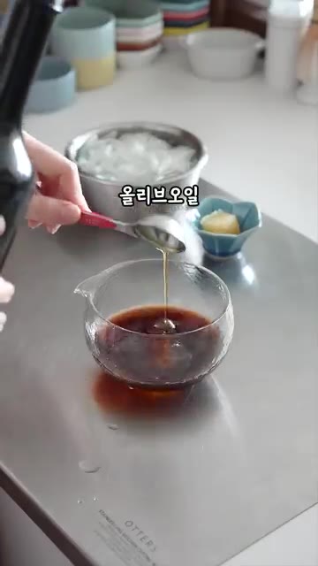 볼에 간장, 식초, 올리브오일, 물, 알룰로스, 다진마늘, 와사비,… — 채소가 술술 넘어가는 🥬코끼리샐러드 레시피
