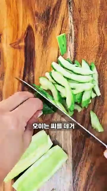 냄비에 항정살과 동량의 물, 진간장 2큰술, 액젓 1큰술, 생강 4… — 이 소스 하나면 우리 집이 고급 한정식집 됩니다. 항정살의 반란! 더 이상 평범한 돼지가 아니야