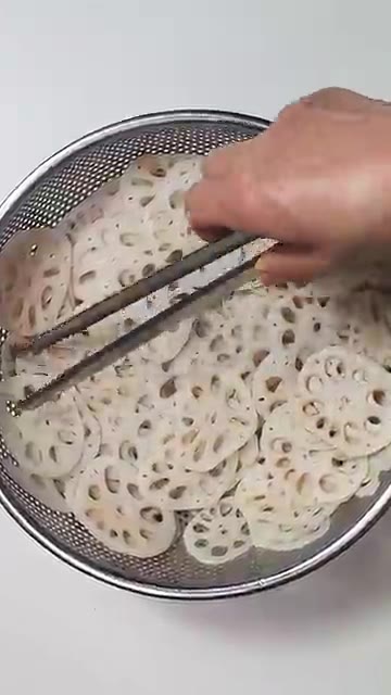 데친 연근을 건조기에 널찍하게 펼쳐 70도로 1시간 동안 건조해주세… — 말린 연근볶음 레시피