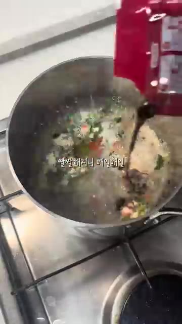 냄비에 물을 붓고 끓인다. — 진짬뽕 오징어튀김 야식 레시피