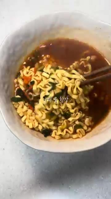 면을 넣고 끓인다. — 진짬뽕 오징어튀김 야식 레시피