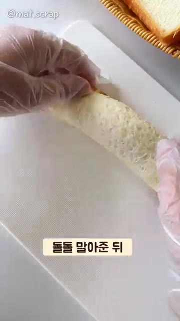 식빵 위에 햄을 올리고 치즈를 듬뿍 올려주세요. — 노릇노릇 햄치즈롤 만들기