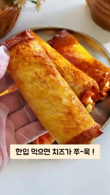 노릇노릇하게 익으면 꺼내서 이쑤시개를 빼주면 완성입니다. — 노릇노릇 햄치즈롤 만들기
