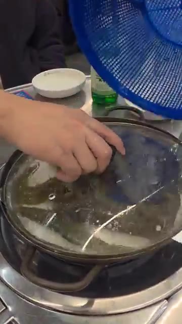 싱싱한 새우를 찜기에 넣고 뚜껑을 덮어 익힌다. — 싱싱한 새우 소금구이와 버터구이