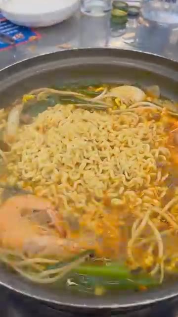 얼큰한 라면을 끓여 마무리한다. — 싱싱한 새우 소금구이와 버터구이