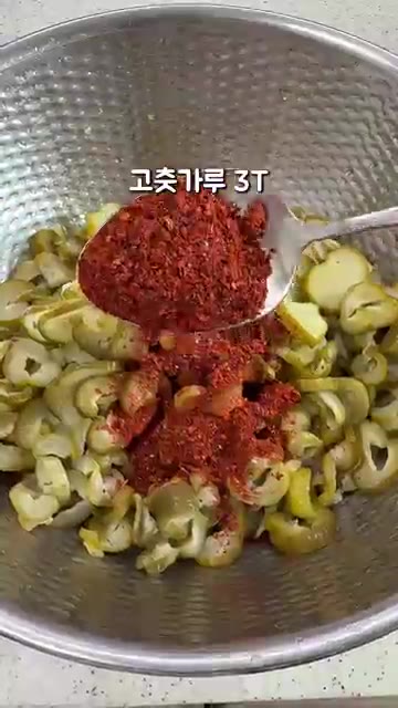 체에 밭쳐 물기를 버립니다. — 오이지무침, 아직도 사 드세요? '이것' 하나면 끝납니다