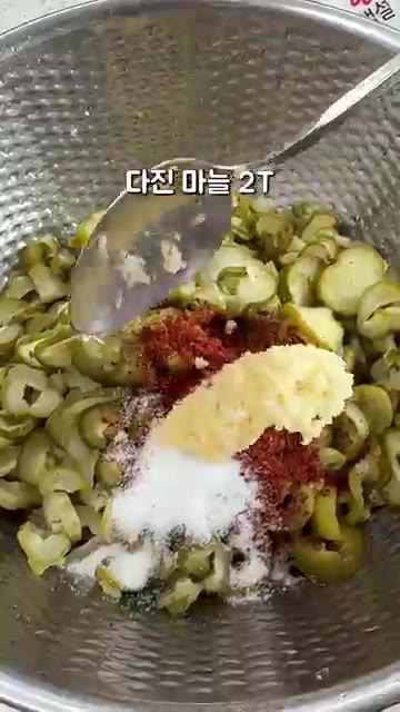 면포로 오이지 물기를 짜줍니다. — 오이지무침, 아직도 사 드세요? '이것' 하나면 끝납니다