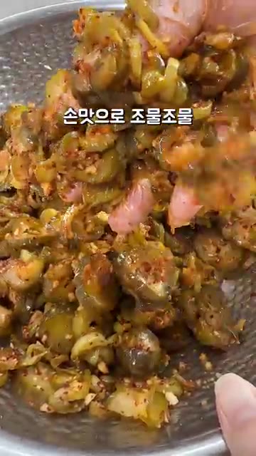 고춧가루 3T, 설탕 2T, 다진 마늘 2T, 미원을 넣고 버무립니다. — 오이지무침, 아직도 사 드세요? '이것' 하나면 끝납니다