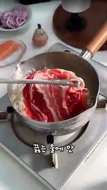 팬에 기름을 두르고 풀어둔 계란물을 부어주세요. 계란이 익기 시작하… — 소고기 계란 한그릇 덮밥 레시피