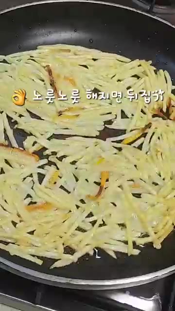 반죽을 팬에 얇게 펼쳐 올린다. — 바삭바삭 고소한 감자채전 만들기
