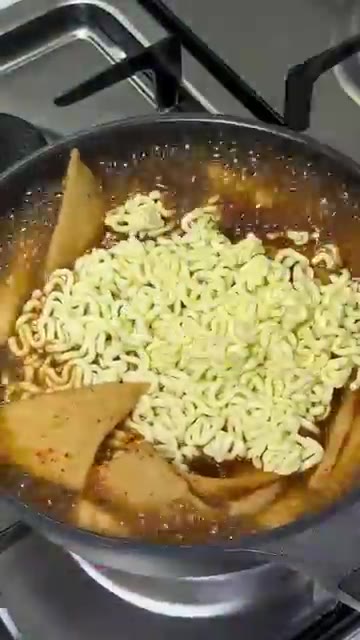 물이 끓으면 짜파게티 면과 대파 반 대를 넣고 면이 익을 때까지 4… — 역전할맥st 라볶이 집에서 만들어보세요