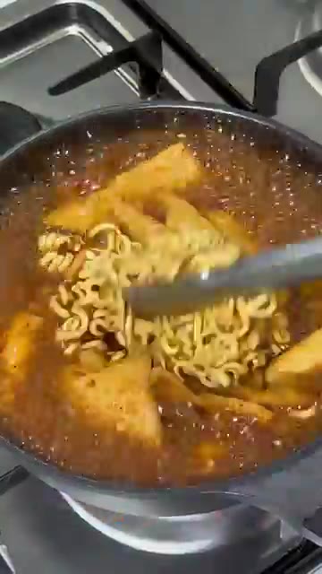 체다치즈 1장을 올리고 20초 더 끓여주면 완성입니다. — 역전할맥st 라볶이 집에서 만들어보세요