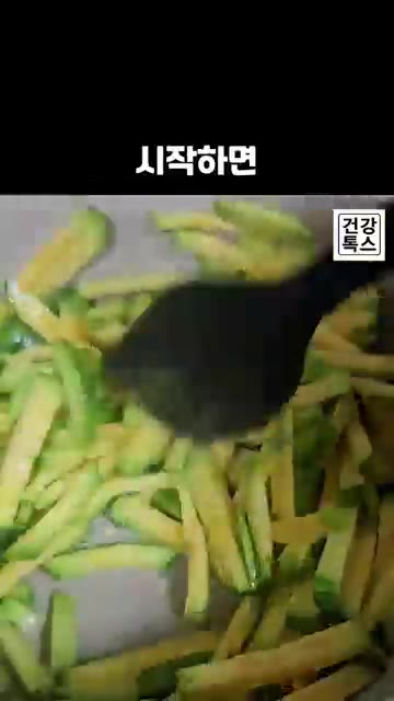 애호박이 숨이 죽기 시작하면 참치액젓을 조금 넣어 간을 맞춰줍니다. — 애호박 볶음 할 때 새우젓 대신 이것을 넣어보세요!