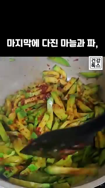 마지막에 다진 마늘과 파, 참기름, 깨를 넣고 볶아주면 완성입니다. — 애호박 볶음 할 때 새우젓 대신 이것을 넣어보세요!