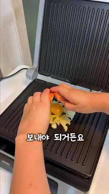 치즈를 올리고 계란 프라이를 한 뒤 빵을 올려 눌러줍니다. — 파니니 기계로 빵 눌러먹기