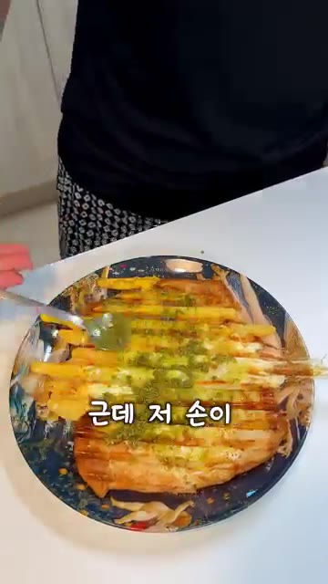 완성된 샌드위치를 접시에 담고 소스를 뿌려 맛있게 먹습니다. — 파니니 기계로 빵 눌러먹기