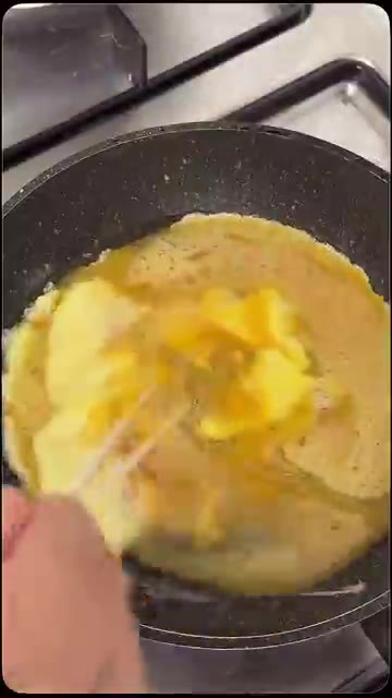 달궈진 팬에 버터를 두르고 풀어둔 계란을 넣어 스크램블 에그처럼 익… — 감칠맛 폭발 토마토 계란 볶음
