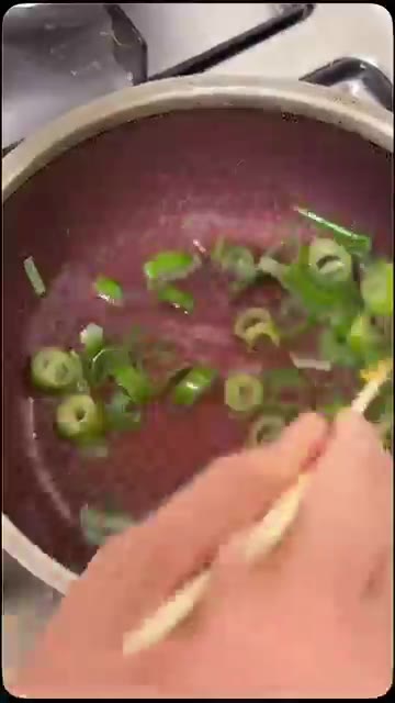 같은 팬에 파기름을 내다가 썰어둔 토마토를 넣고 함께 볶아줍니다. — 감칠맛 폭발 토마토 계란 볶음