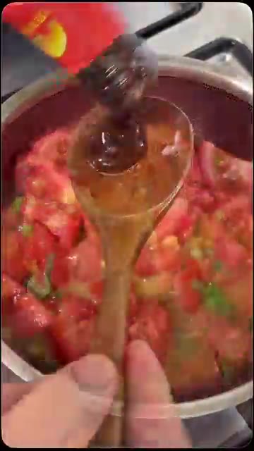 토마토가 어느 정도 익으면 굴소스 1큰술과 간장 1큰술을 넣고 양념… — 감칠맛 폭발 토마토 계란 볶음